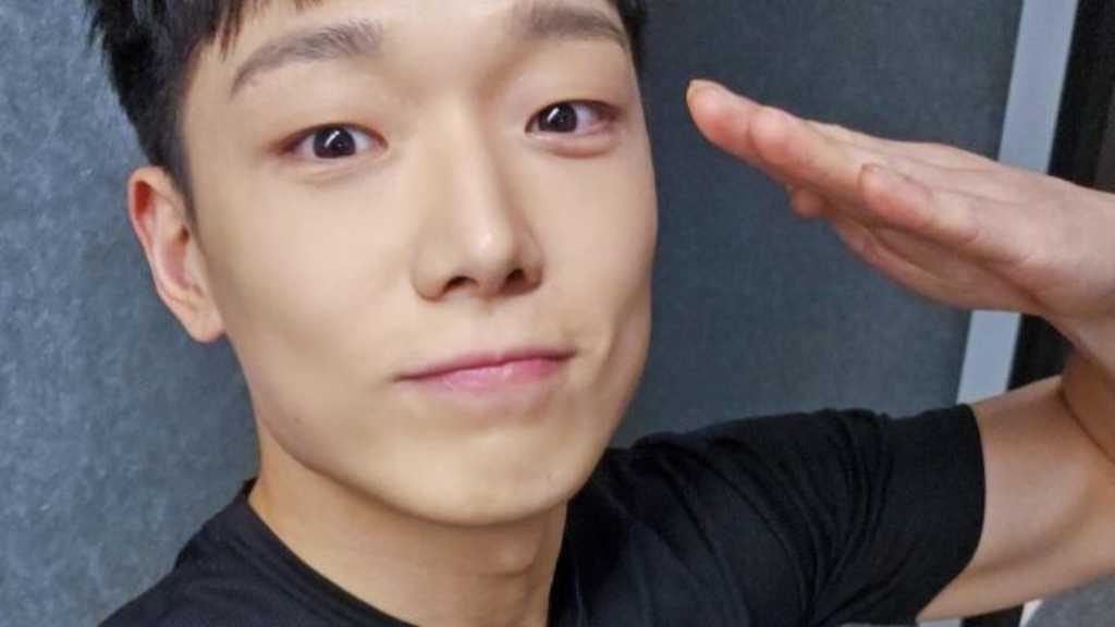 iKONのBOBBYが軍服務を終え、ファンとライブ配信で再会。新たな活動に期待が寄せられている。