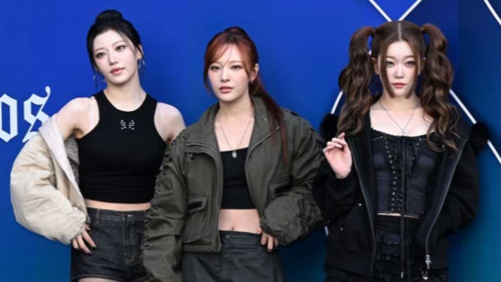 The 2026 F/W Seoul Fashion Week showcased the 'ADLIELOS' collection with K-pop stars like Billlie and TEENTOP's NIEL in attendance.