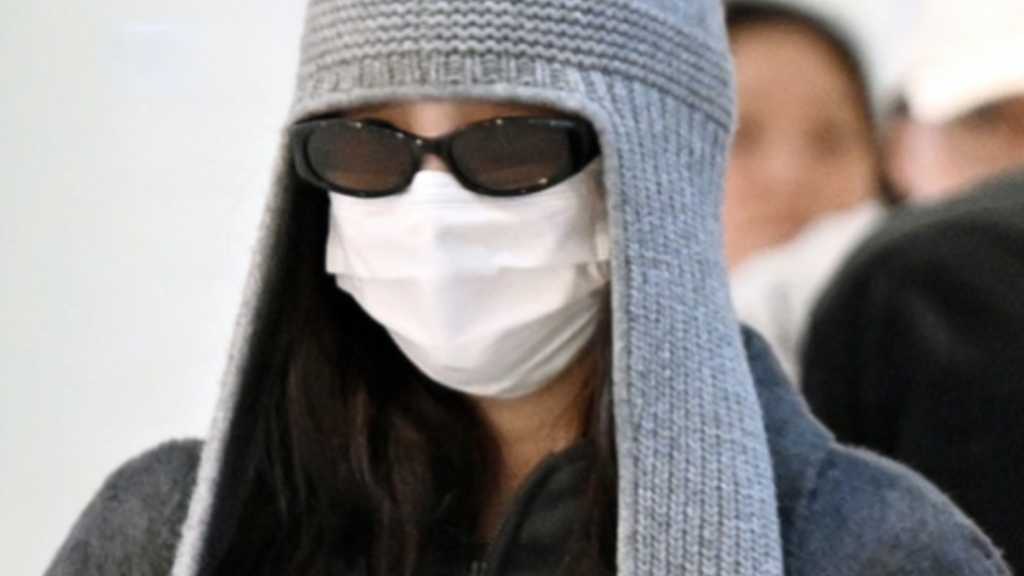 TWICEのナヨンが仁川空港に到着。新ネイルブランド「FINGER SUIT」のホリデーコレクションが11月24日に発売予定。