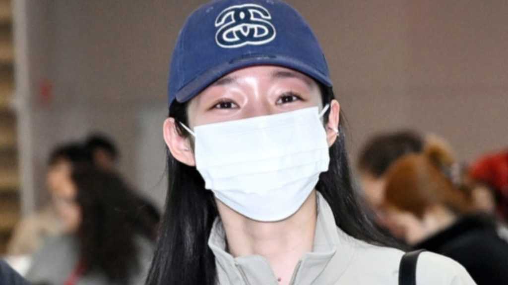 No Yoon Seo arrives in Korea after overseas events, showcasing her friendship with BLACKPINK's Jisoo and Rosé in a popular photo.