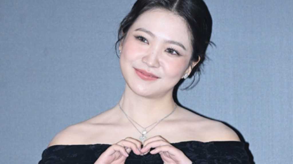 Yeri from Red Velvet will star in 'Azure Spring' as Anna. She recently solidified her acting career with roles in 'Bitch X Rich 2' and 'Next'.