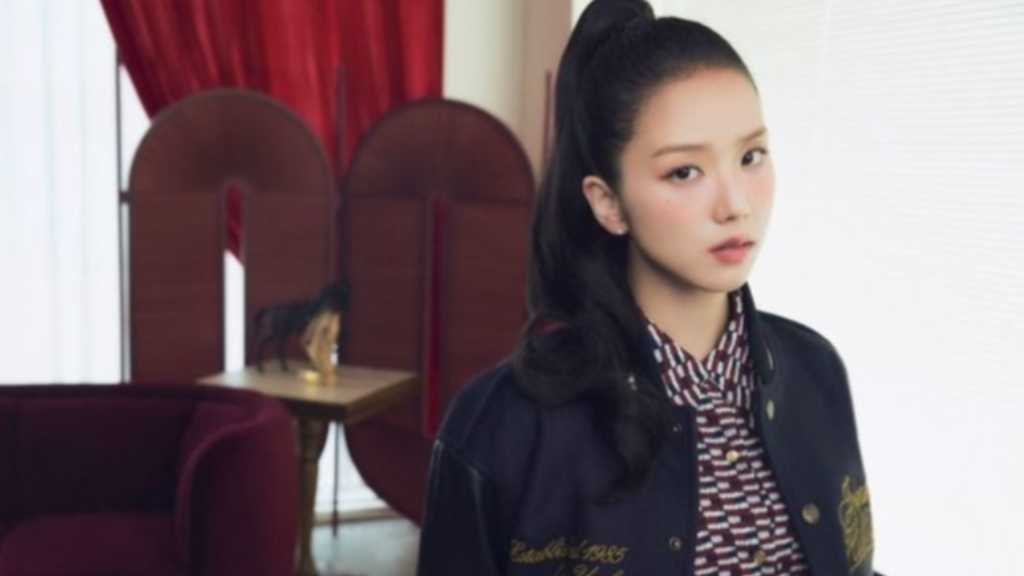 ブランド「トミーヒルフィガー」がBLACKPINKのジスと共にLNYカプセルコレクションを発表。ジスは現代的なプレッピースタイルを披露。