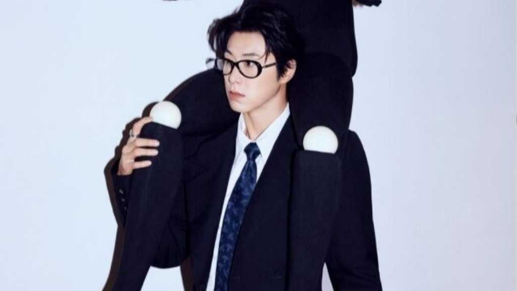 ユンホが「GQ Korea」10月号でグラビア撮影を行い、カリスマ性を発揮。デビュー20周年を迎え、新たな挑戦としてDisney+の作品に出演し、ファンへの感謝を表明。