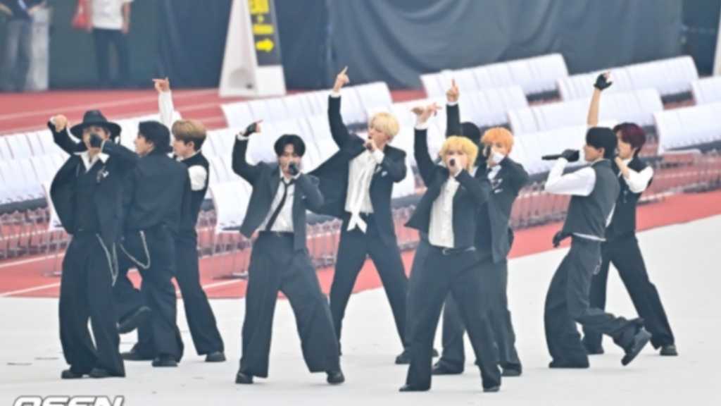 INI performed a celebratory stage at the opening ceremony of the 20th Asian Games in Nagoya on the 19th.