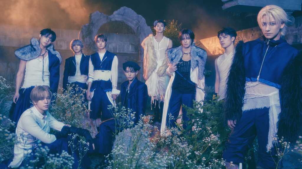 &TEAMが韓国2ndミニアルバム「Mark on Me」のコンセプトフォトCRAVE YOU ver.を公開。野性と人間性の狭間で葛藤する9人の姿を描いた。