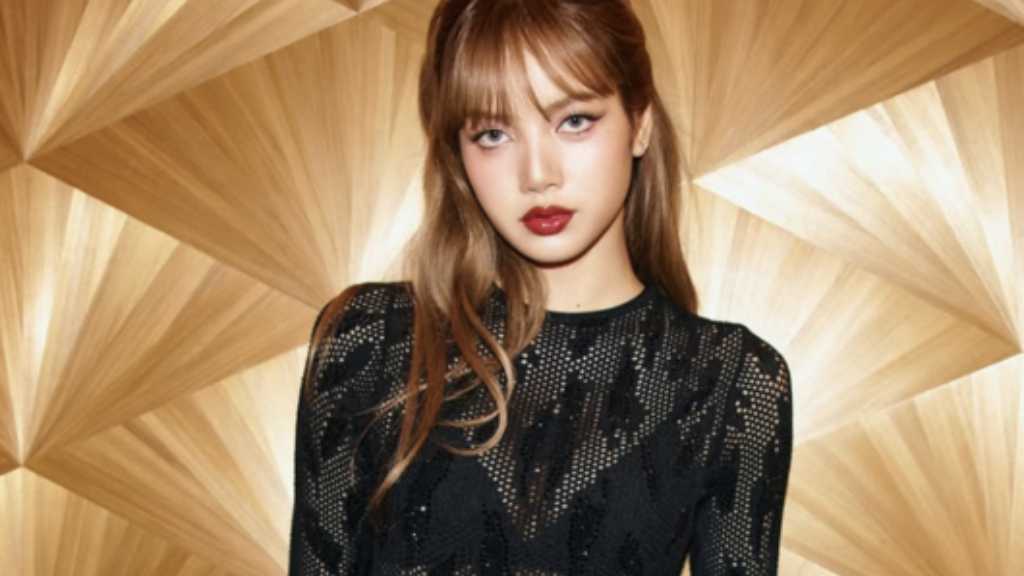 BLACKPINKのリサが衝撃的なシースルードレスで注目を集め、ファッションアイコンとしての魅力を発揮した。