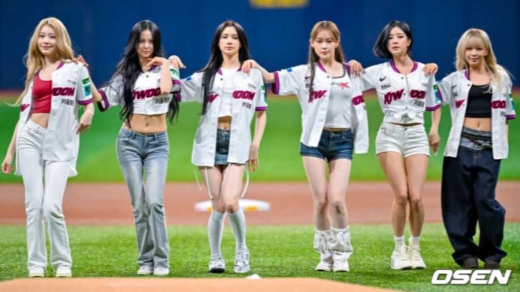 At the KBO game on the 13th, Kep1er performed, and Kim Da-young threw the first pitch. Kim Chae-hyun faced criticism for her outfit.