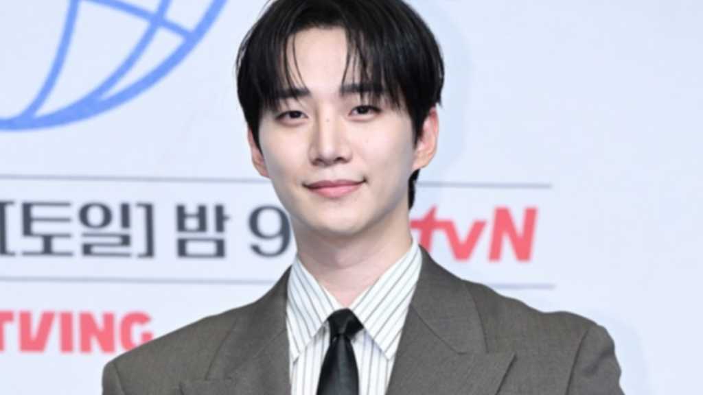 2PMのジュノが新ドラマ「テプン商事」で主演。韓国通貨危機を背景にした物語で、彼の演技に期待が寄せられている。