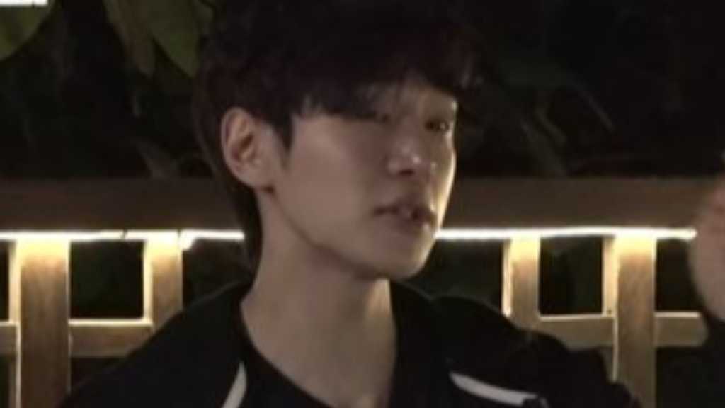 Kang Yoo-seok surprises everyone by revealing he worked as a flower delivery person, sharing memories from his past job on a variety show.