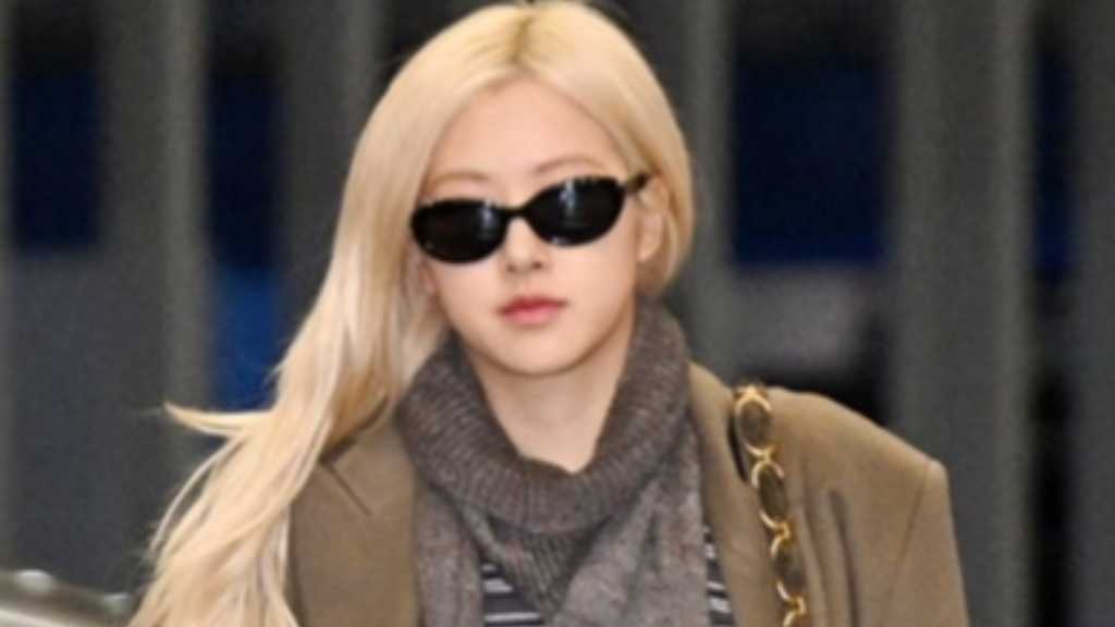 On the 23rd, BLACKPINK's Rosé left for Hong Kong via Incheon Airport for the BLACKPINK WORLD TOUR. She aims to explore her true self in 2026.