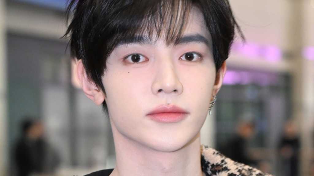 ZEROBASEONEのジャン・ハオが仁川空港に到着。彼は中国ビューティーブランド「KANS」のモデルに選ばれ、グループは活動準備中。