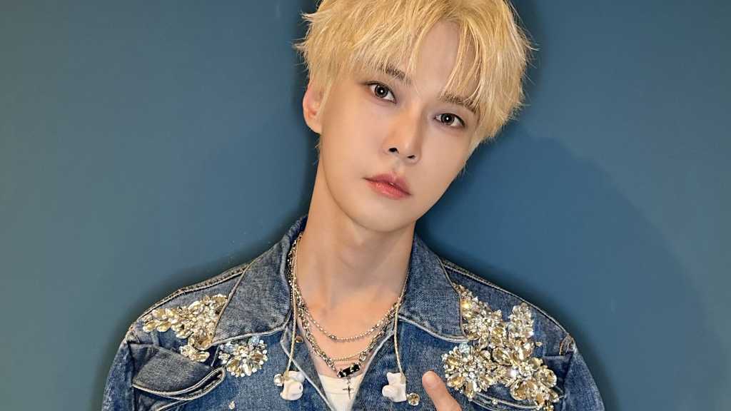 NCTのドヨンがソロコンサート「Yours」の初日を成功裏に終え、豪華な演出とサプライズの金髪でファンを魅了した。
