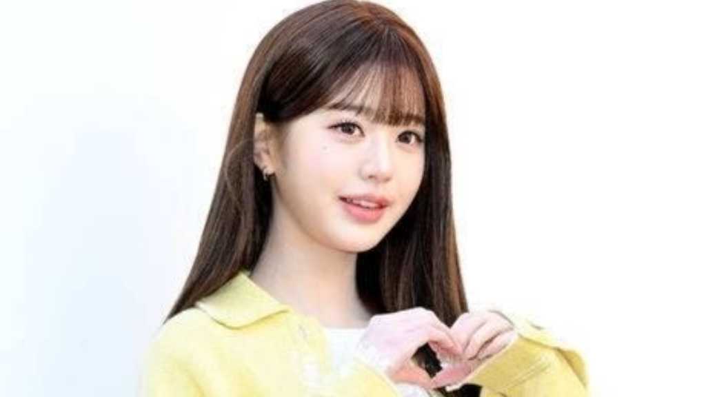 IVE's Wonyoung clarifies tardiness rumors after arriving early to a brand event, caused by miscommunication from the event organizers.