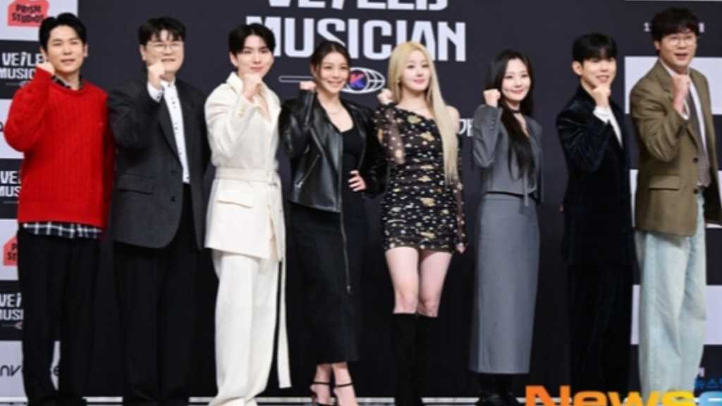 SBSの新バラエティ「VEILED MUSICIAN」の制作発表会が行われ、MONSTA XやKISS OF LIFEなどが出席。歌声だけで審査する新しい形式の番組。