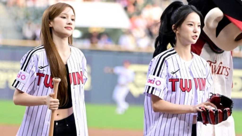 At the KBO game on the 2nd, Kep1er members Choi Yujin and Huening Bahie threw the first pitches for the Lotte Giants vs. LG Twins.