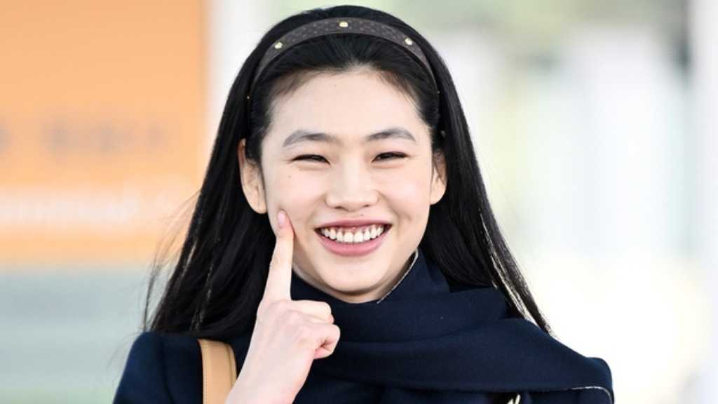 Chun Ho-young flew to France for Paris Fashion Week. Former RIIZE member Sunghwan and Chun will appear in Figaro Japon's February 2026 issue.