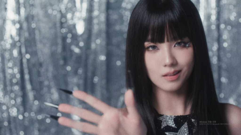 Jisoo released “ADDICTED,” a sensual pre-release track from her first full album, and showed a more mysterious, powerful image in the MV.