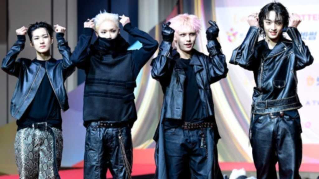 AxMxPが「2025 SBS歌謡大典」のレッドカーペットに登場。豪華36組のアーティストが出演し、NCTのテヨンは除隊後初ステージ。