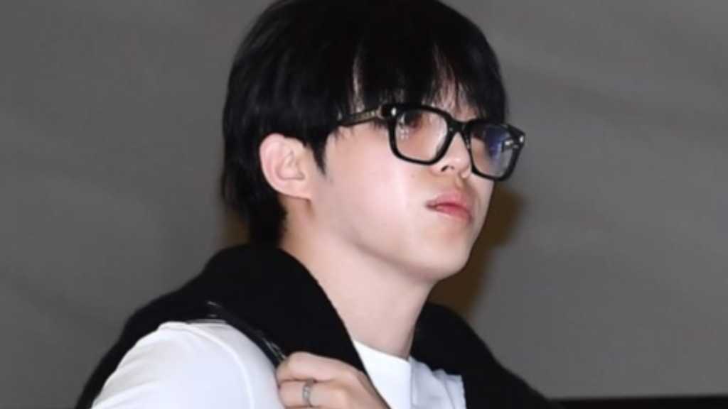 Mingyu of SEVENTEEN departs from Gimpo Airport for an overseas schedule. Their first Japan tour was a success, promising unity.