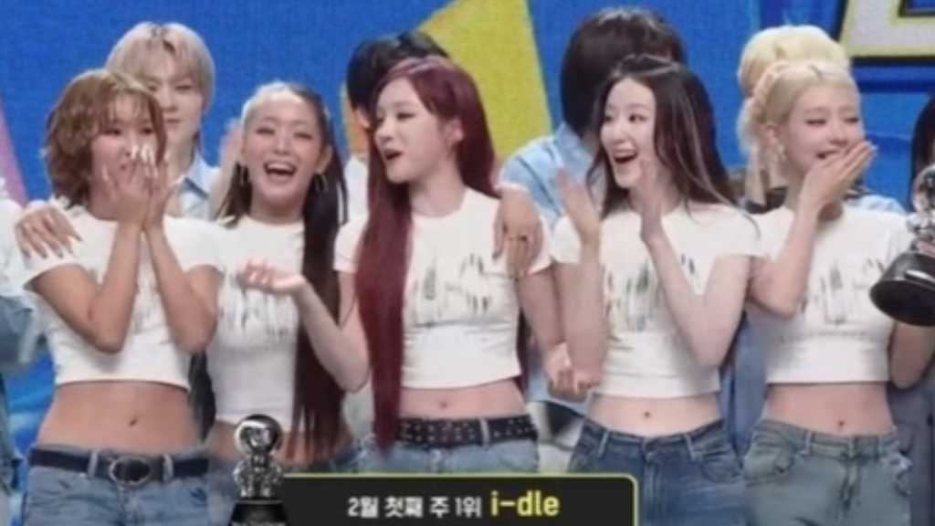 i-dleが音楽番組で1位を獲得し、感謝の気持ちをファンに伝えた。新曲「Mono」はグローバルで人気を博している。