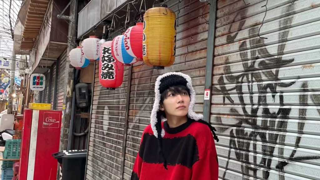 SEVENTEENのジョンハンが沖縄で撮った写真をInstagramに公開し、日本のファンから好評を得ている。