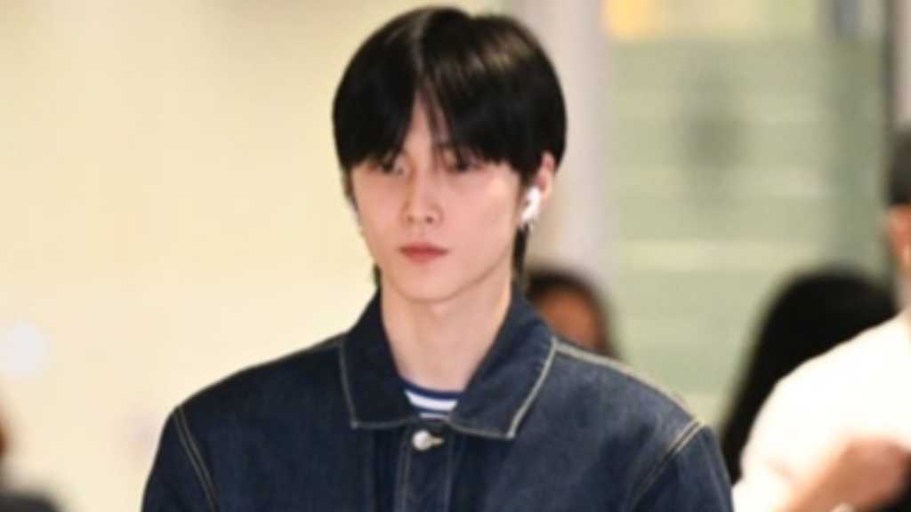 Sung Han of RIIZE arrives in Korea after performing at SMTOWN LIVE 2025-26 in Fukuoka, featuring 65 artists in a spectacular show.