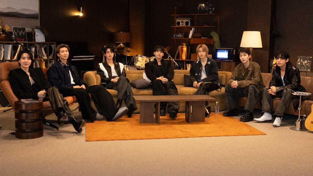 RMが足首を負傷し、カムバック公演でのパフォーマンスが制限される。BTSは新アルバム「ARIRANG」をリリースし、ファンへの感謝を表明。