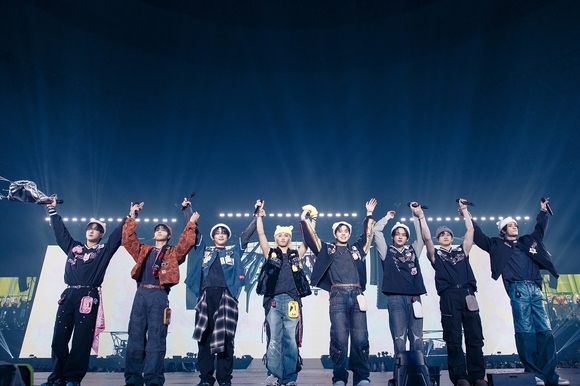 Stray Kids バンチャン パーカー ポップアップ メンバー