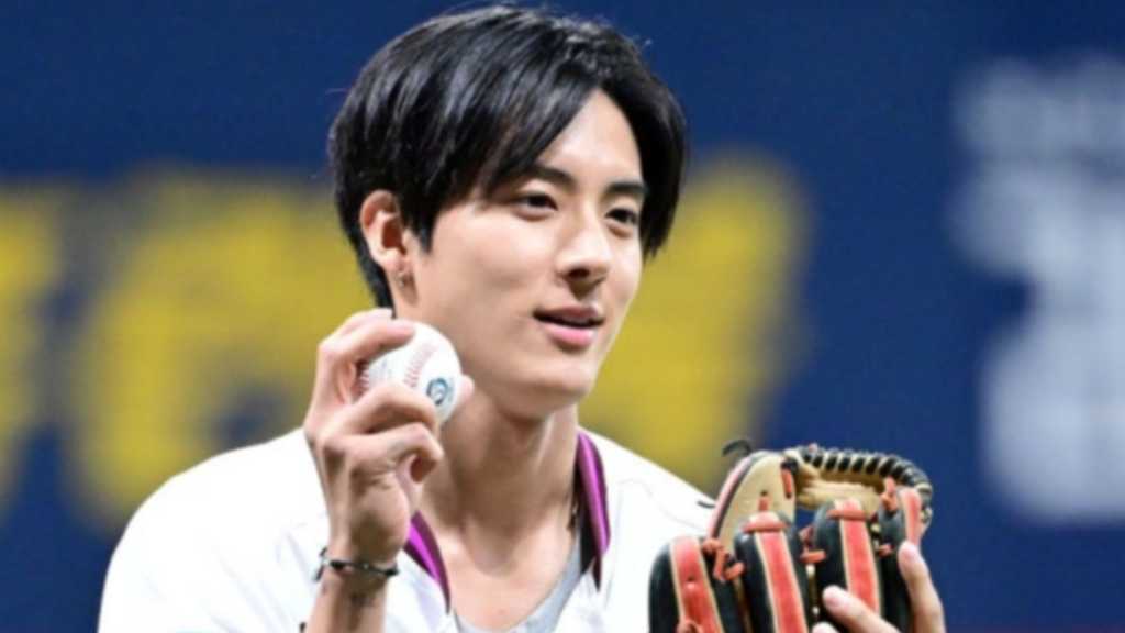 At a KBO League game in Seoul on the 22nd, THE BOYZ’s Eric appeared for the ceremonial first pitch.