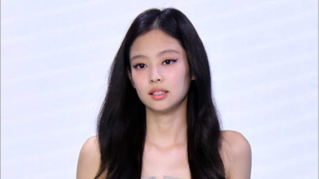 BLACKPINKのジェニーがパリでプライベート時間を過ごしていたが、ファンに追いかけられストレスを感じた。