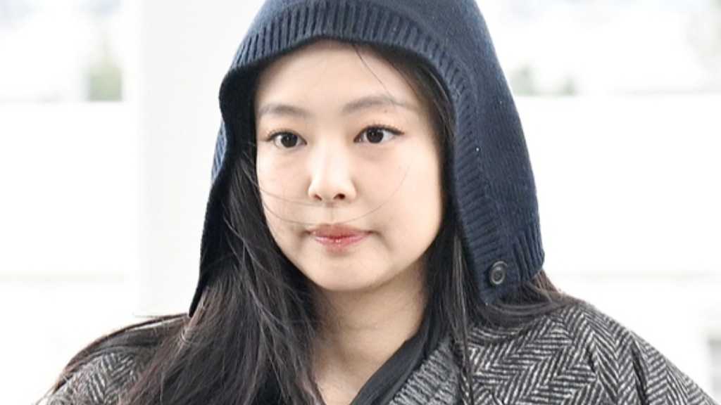 BLACKPINKのジェニーが「第40回ゴールデンディスクアワード」のため台湾へ出国。大胆なショートヘアを披露し、30代を迎える心境を語った。