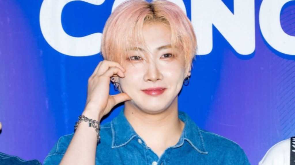 Hoyoung of VERIVERY will begin military service on November 27. He is the second member to serve, following leader Dongheon.