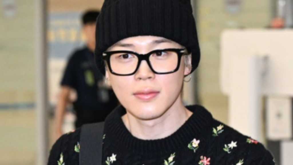 BTS's Jimin returned to Korea after attending the DIOR fashion show in Paris, showcasing his stylish look with a jacket and glasses.
