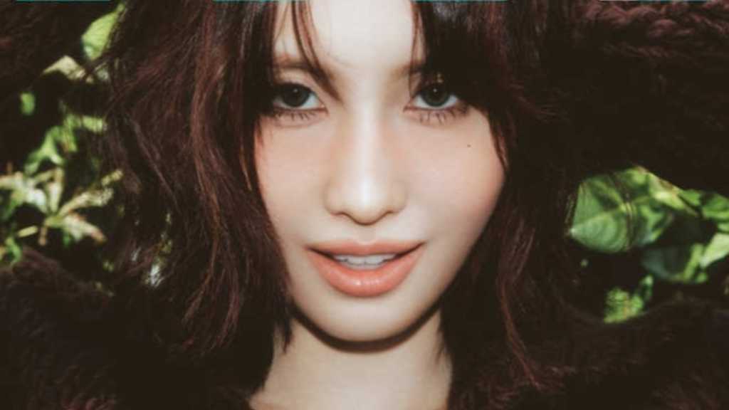 TWICEのモモがファッション誌「ELLE」のデジタルカバーを飾り、ミラノでの撮影で多様なスタイルを披露。