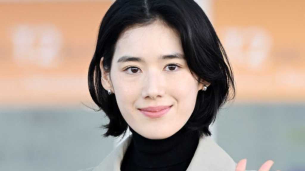 Actress Jung Eun-chae left for the UK for a schedule, having recently starred in 'Jungnyeon: Star is Born' and attended a Burberry show.