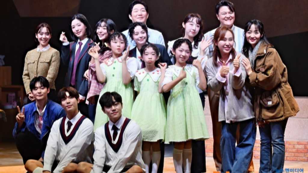 At the 'Marie' musical press call in Seoul, f(x)'s Luna shared her struggles, while Cosmic Girls' Subin returns to music after 7 years.