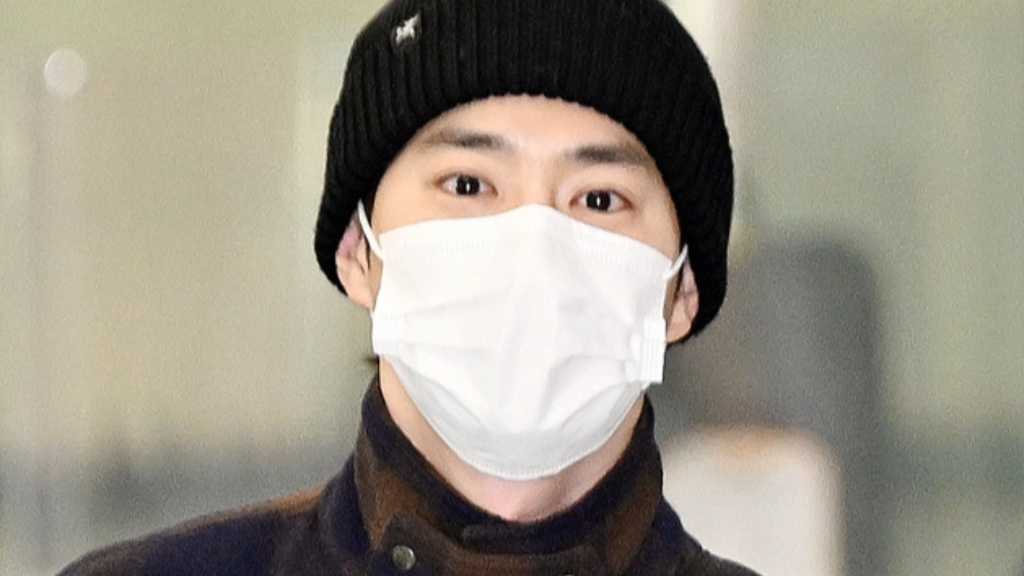 EXO returned to Incheon after the Bangkok concert. They will travel to Jeju for a new variety show starting March 4.