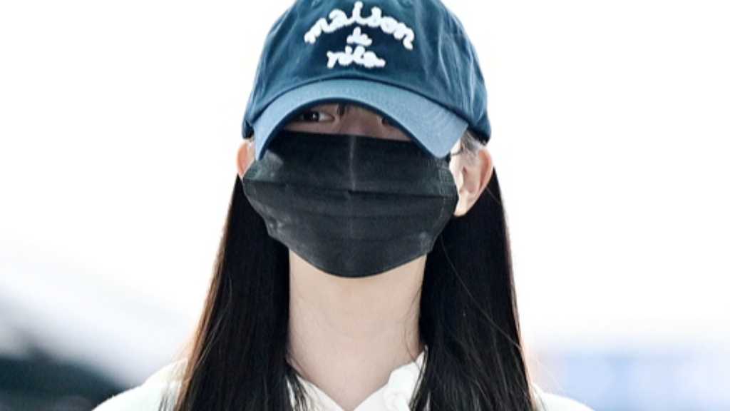 IVEのウォニョンが仁川国際空港から上海へ出国。K-POPの“お姫様”として注目され、努力の重要性を語る。