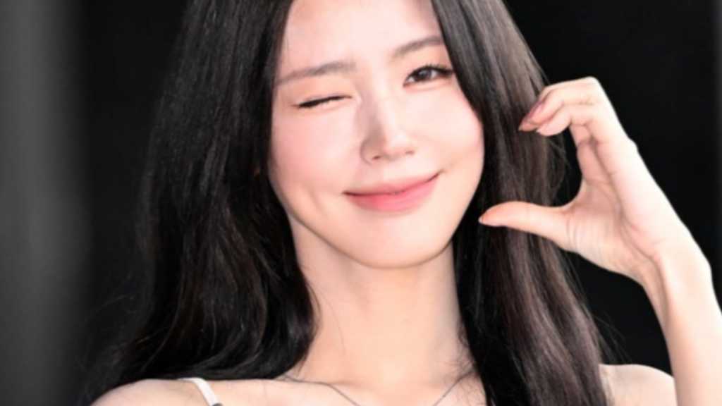 i-dle’s Miyeon departed through Gimpo International Airport on the afternoon of the 15th for overseas schedules.