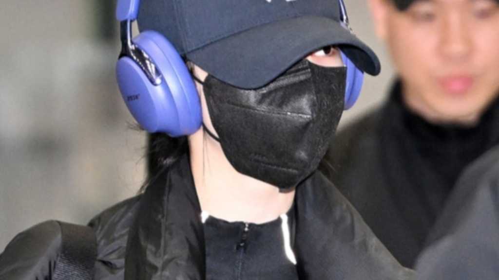 aespa's KARINA and WINTER arrive in Korea after the 2025 MAMA AWARDS in Hong Kong, where some performances were canceled due to a fire.