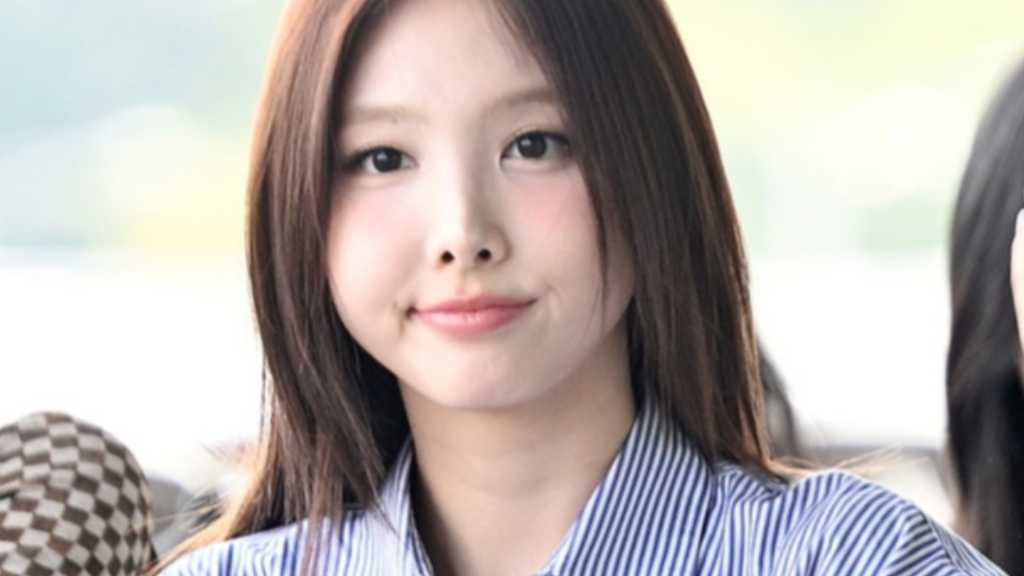 TWICE members fly to Japan for their world tour at Tokyo Dome on the 16th and 17th. Chaeyoung also makes her solo debut today.