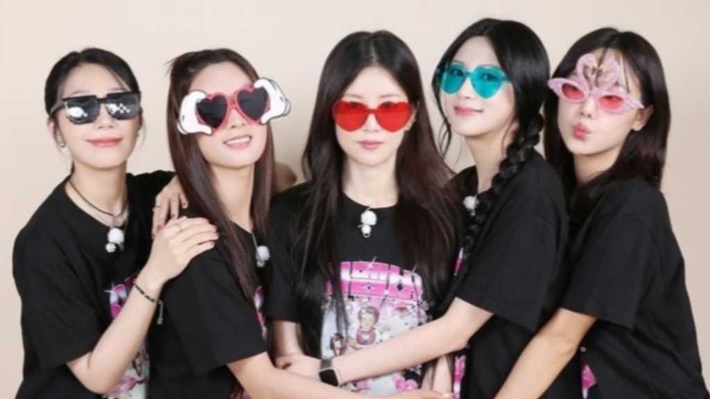 Apinkが家族写真を公開し、元メンバーのソン・ナウンの投稿が話題に。意見が分かれる中、グループの絆が強調された。