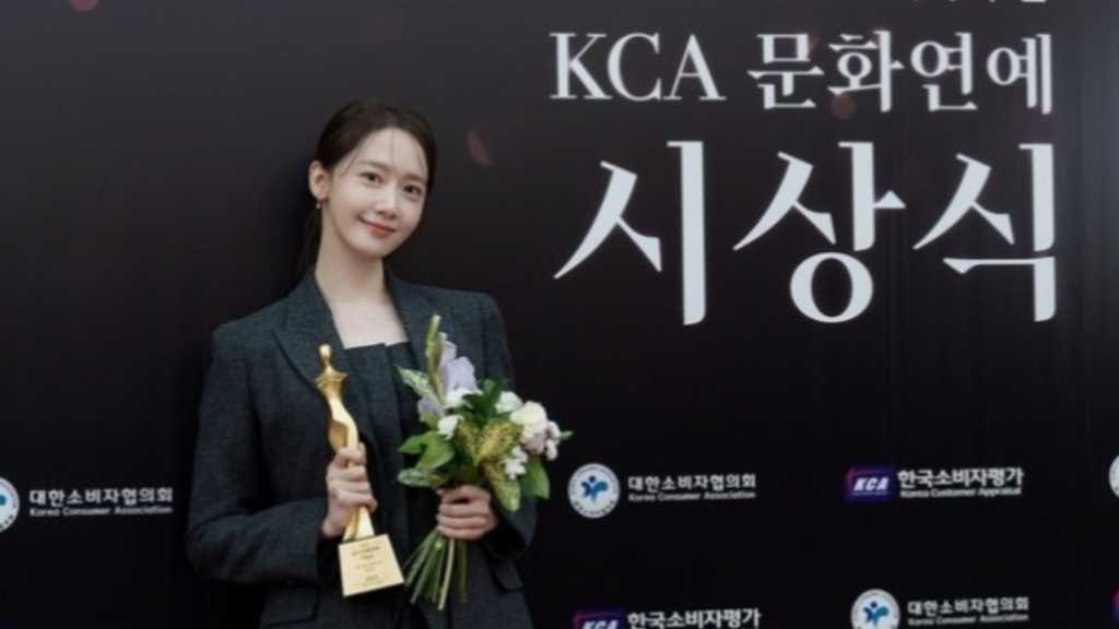 ユナが「第30回消費者の日」KCA文化芸能授賞式で俳優賞を受賞。映画「悪魔が引っ越してきた」での演技が評価され、ファンミーティングも予定。