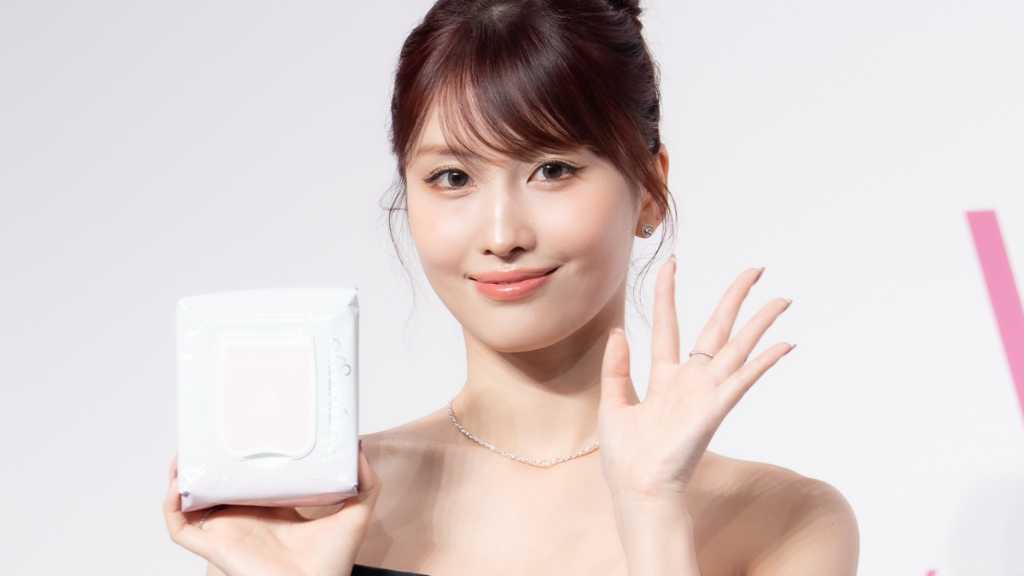 Wonjungyo's popular skin pack is renewed with a Chibi Maruko collaboration. TWICE's Momo endorses the product at the launch event.