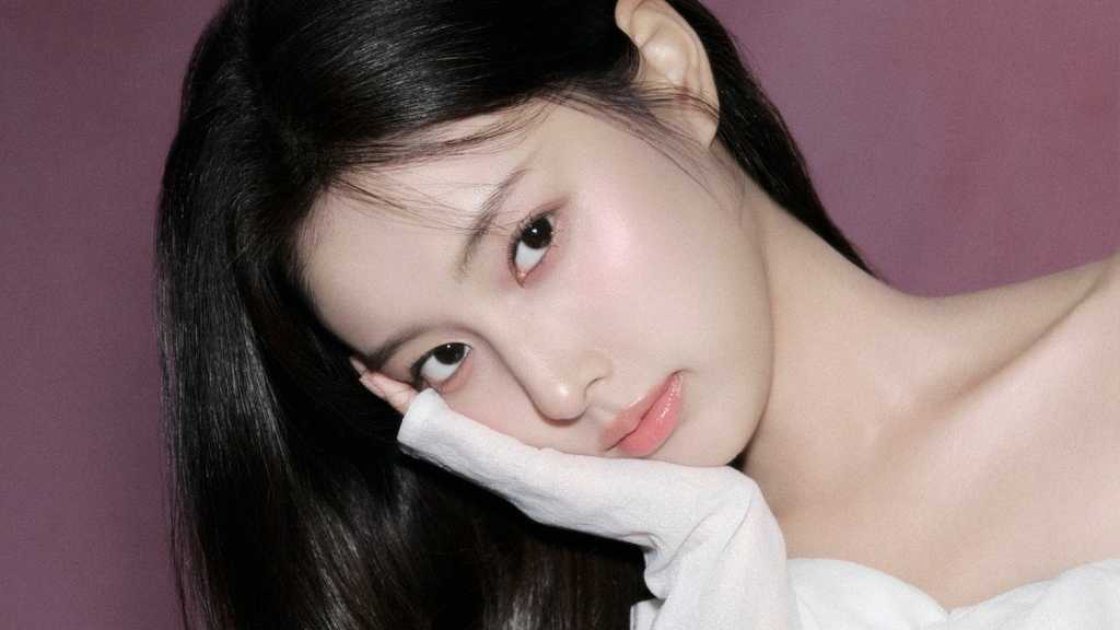 Japanese brand SNIDEL reveals its holiday collection featuring Kan Hyewon. She shares her Christmas plans and favorite winter looks.