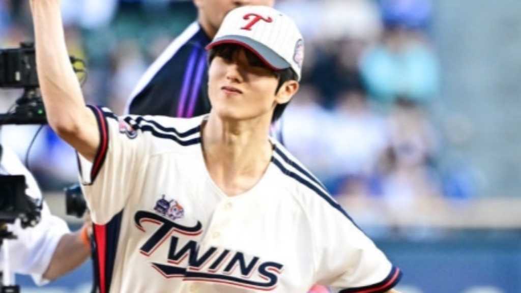 At a KBO League game in Seoul, NCT’s Jisung appeared for the ceremonial first pitch.