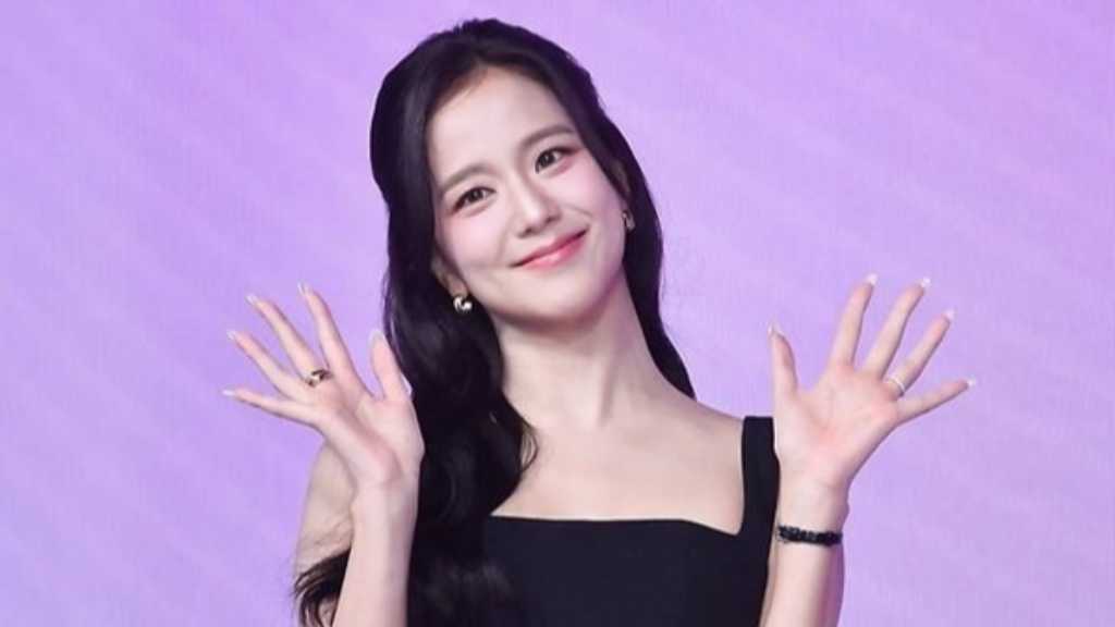 BLACKPINK's Jisoo cancels airport interview due to family scandal involving her brother; agency denies any connection to the issues.