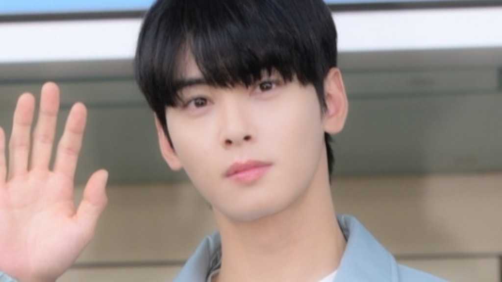 Cha Eun-woo from ASTRO is serving in the military, doing dishwashing duties, and fans are eager to see him during training.
