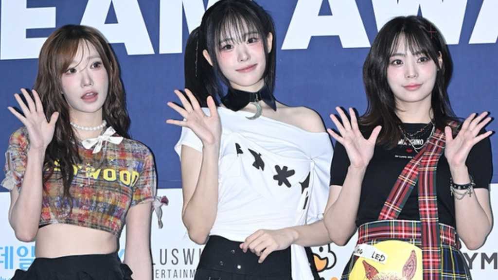 The blue carpet event for the 2025 K-WORLD DREAM AWARDS took place in Seoul, featuring various K-pop artists including QWER and Stray Kids.
