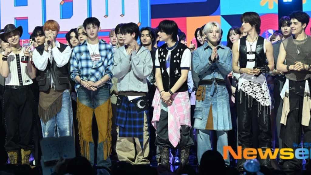 &TEAMがMBC MUSIC「SHOW CHAMPION」で1位を獲得し、ニューアルバムがオリコン週間音楽ランキングで2冠を達成。
